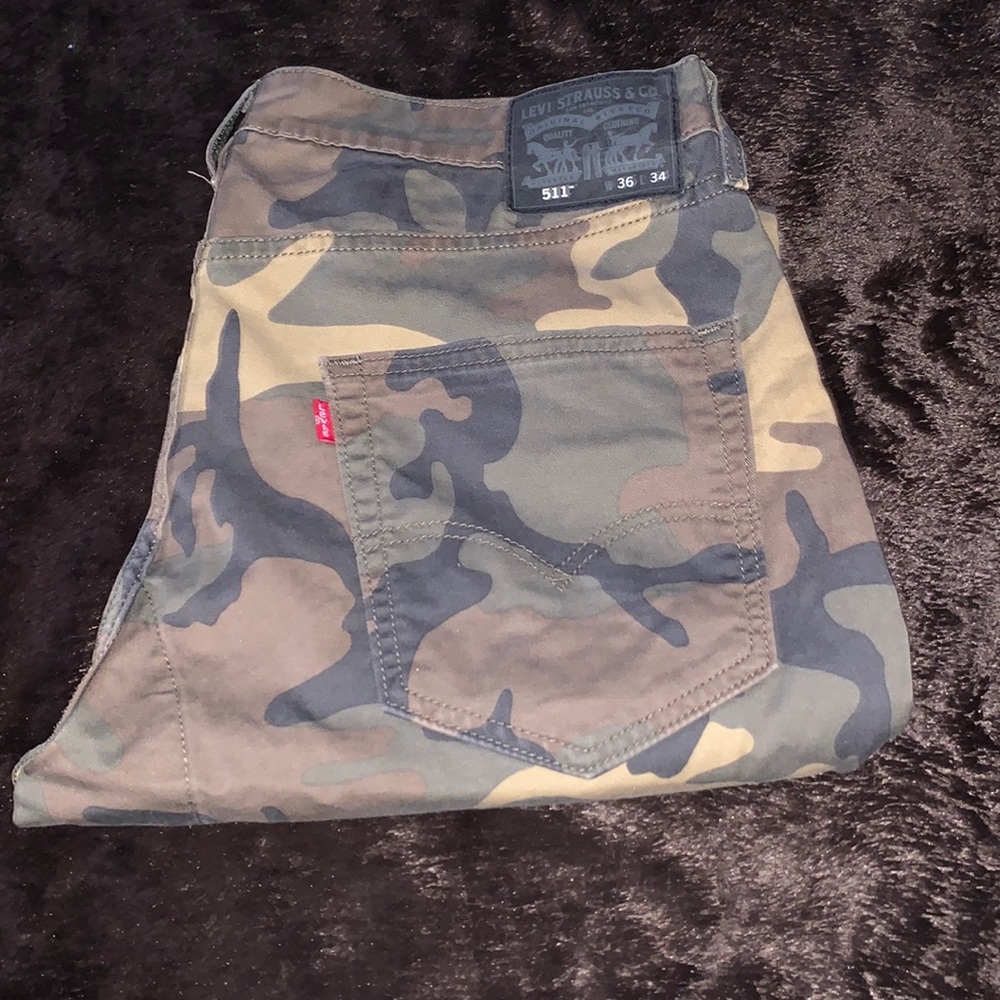 Mens Levi’s. Cami